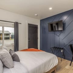The Flats- Studio #6- Modern Downtown Stay