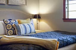 Huge Riverstone Condo With Free Parking - Image 4