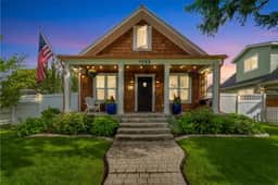 Luxury Historic Cottage w/ Chef's Kitchen Downtown - Image 3