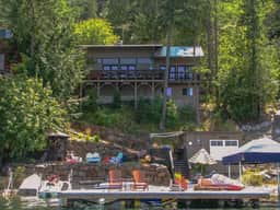 Cabin With Hot Tub And Private Dock in Bottle Bay - Image 5