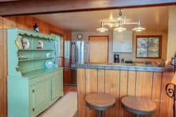 Cabin With Hot Tub And Private Dock in Bottle Bay - Image 4
