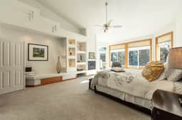 Lakeside Family Retreat with Breathtaking Views - Image 2