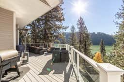 Lakeside Family Retreat with Breathtaking Views - Image 4