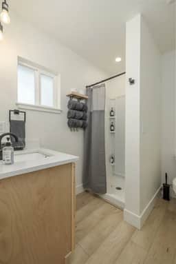 The Flats- Studio #1- Near Lake & Downtown - Image 4