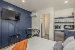 The Flats- Studio #6- Modern Downtown Stay - Image 3