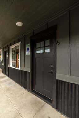 The Flats- Studio #6- Modern Downtown Stay - Image 5