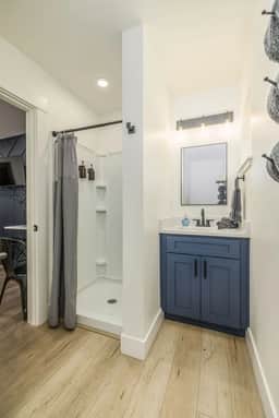 The Flats- Studio #6- Modern Downtown Stay - Image 4
