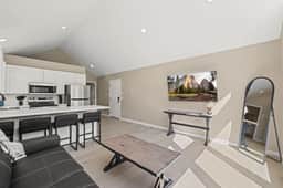 Modern 1 Bedroom Retreat with Garage and Yard - Image 2