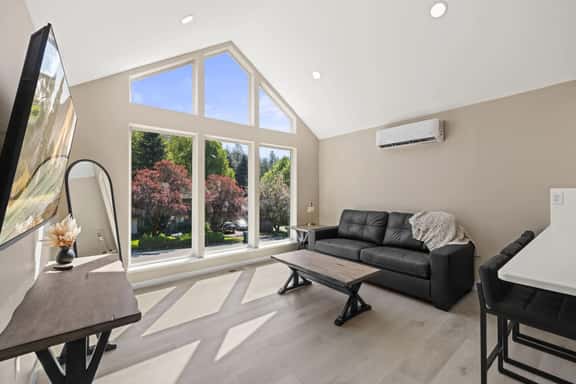 Modern 1 Bedroom Retreat with Garage and Yard - Image 1