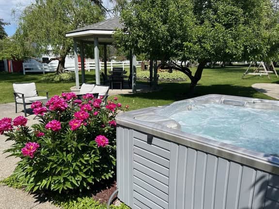 Farmhouse Retreat Near CDA With Hot Tub And Fire Pit - Image 2
