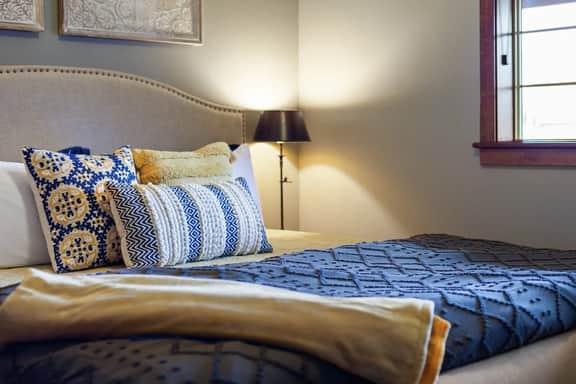 Huge Riverstone Condo With Free Parking - Image 4