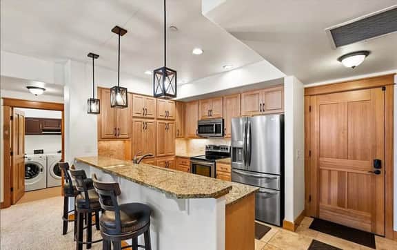 City View Condo in Riverstone with Free Parking - Image 3