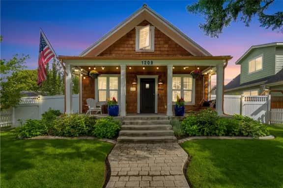Luxury Historic Cottage w/ Chef's Kitchen Downtown - Image 3