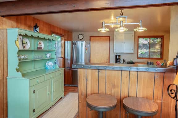 Cabin With Hot Tub And Private Dock in Bottle Bay - Image 4