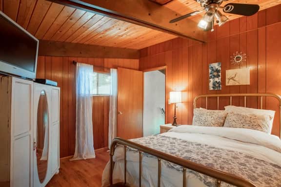Cabin With Hot Tub And Private Dock in Bottle Bay - Image 3