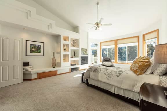 Lakeside Family Retreat with Breathtaking Views - Image 2