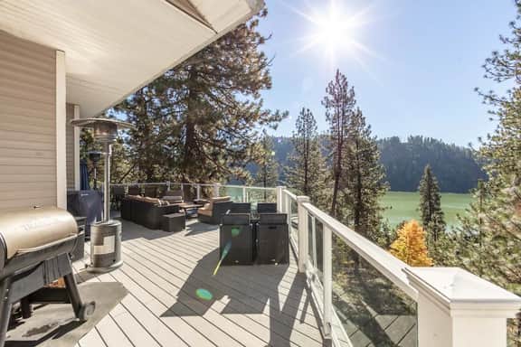 Lakeside Family Retreat with Breathtaking Views - Image 4