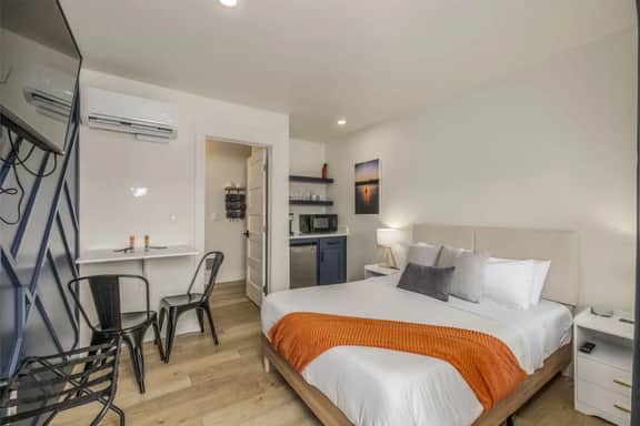 The Flats- Studio #6- Modern Downtown Stay - Image 2