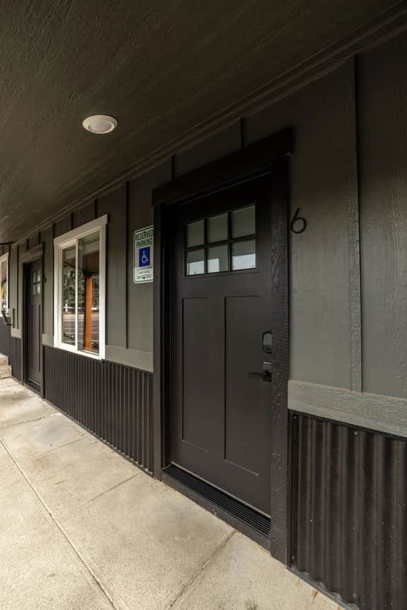 The Flats- Studio #6- Modern Downtown Stay - Image 5