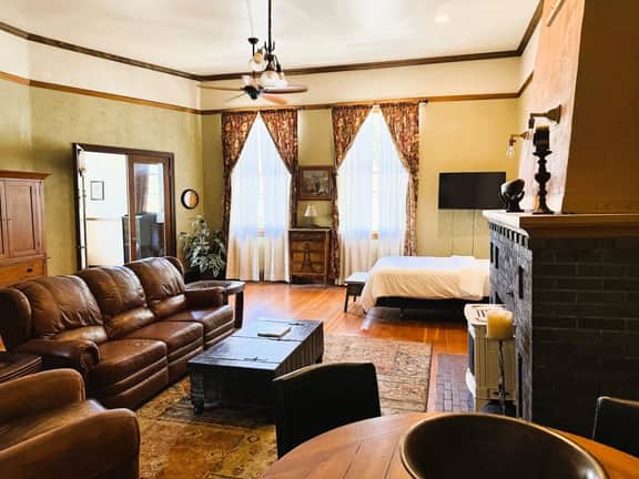 Historic Lakeview Apartment Above Iconic One - Image 3