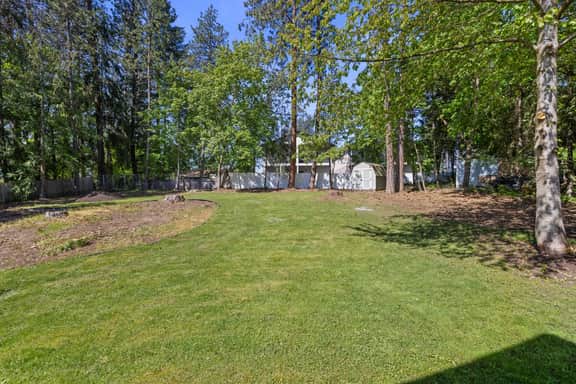 Modern 1 Bedroom Retreat with Garage and Yard - Image 4