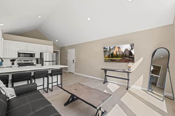 Modern 1 Bedroom Retreat with Garage and Yard - Image 2