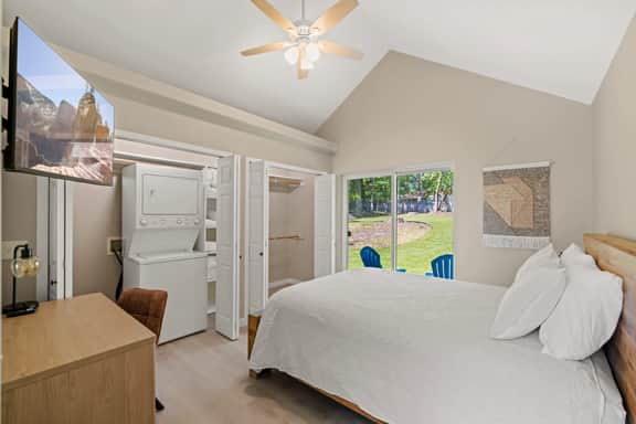 Modern 1 Bedroom Retreat with Garage and Yard - Image 5