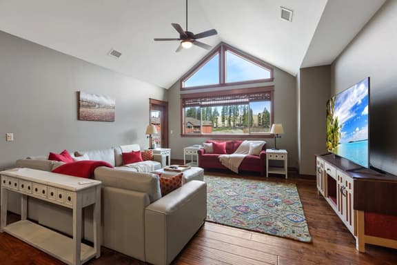 Huge Riverstone Condo With Free Parking - Image 1