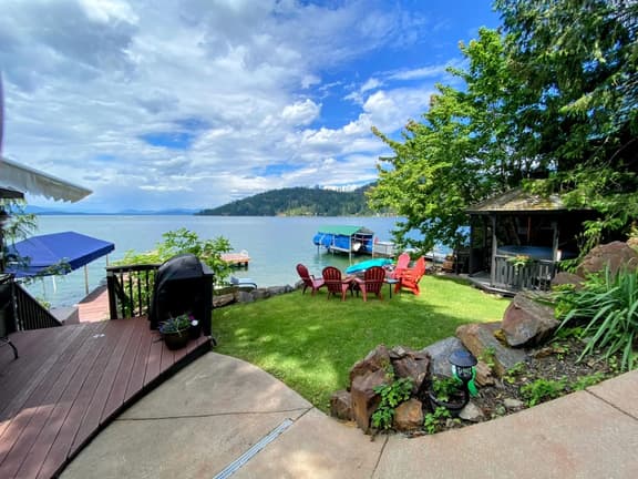 Cabin With Hot Tub And Private Dock in Bottle Bay - Image 1
