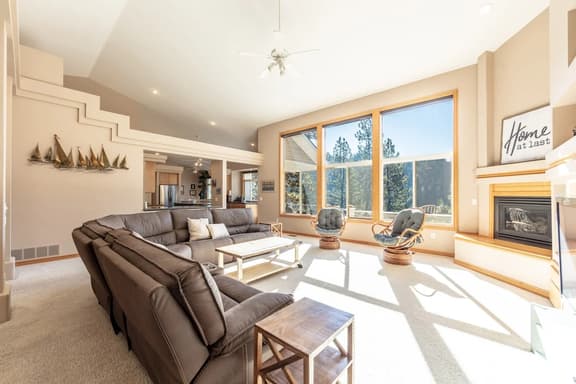 Lakeside Family Retreat with Breathtaking Views - Image 1