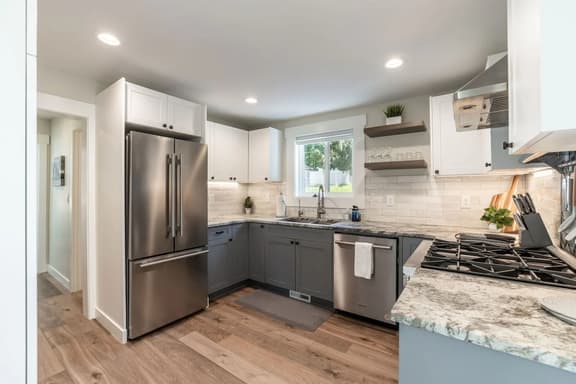 Walk To Lake CDA And The Resort From This 3 Bed Home - Image 1