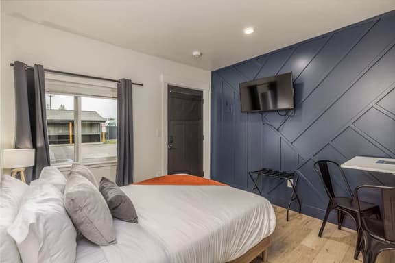 The Flats- Studio #6- Modern Downtown Stay - Image 1