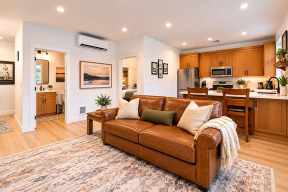 Modern Loft Private Golf Course Retreat - Image 1