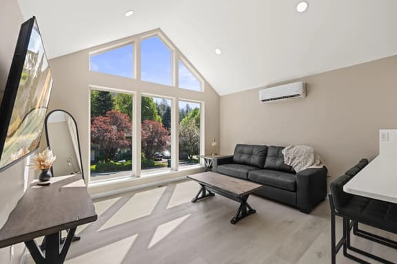 Modern 1 Bedroom Retreat with Garage and Yard - Image 1
